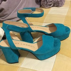 Size 7 never worn TURQUOISE  suede platform